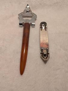 lot 1520 image: Hamms Beer Bottle Opener  Opener w Brown Handle - 2 ct