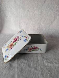 lot 2500 image: Floral Porcelain Trinket Box with Gold Trim