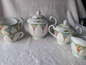 lot 3500 image: Floral Pattern Ceramic Teapot Set