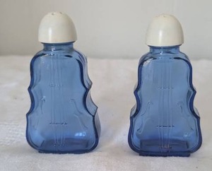lot 3509 image: Blue Glass Violin Salt and Pepper Shakers - 2 ct