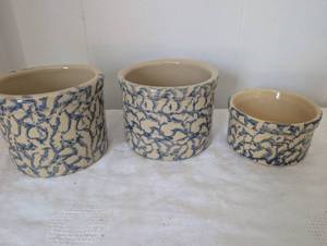 lot 3520 image: Roseville Pottery Crocks - Set of 3