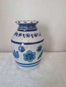 lot 4001 image: Mexican Blue and White Ceramic Vase