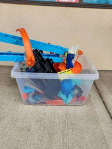 Hot Wheels Track Builder Shark Beach Battle Challenge Play Set with Track Pieces