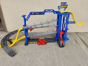 lot 85 image: Monster Jam Garage Playset with Track System