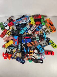 lot 89 image: Big Lot of Hot Wheels Cars & More