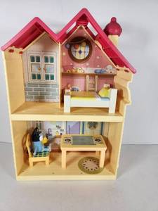 lot 98 image: Bluey Playset with Accessories