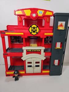 lot 101 image: Fire Station Playset