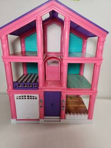 lot 102 image: Dollhouse Playset