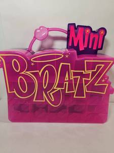 lot 105 image: Mini Bratz Doll Case