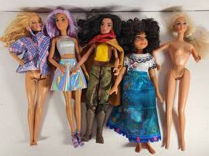 lot 121 image: Barbie Dolls Lot