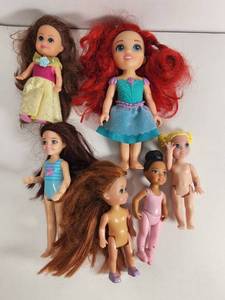 lot 124 image: Lot of Small Dolls