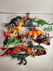 lot 141 image: Big Lot of Dinosaurs #1