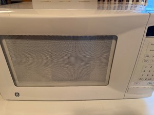 lot 99 image: GE Microwave Oven, Nice Condition
