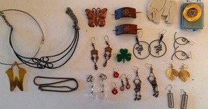 lot 150 image: Jewelry - Chokers, Earrings, Brooches