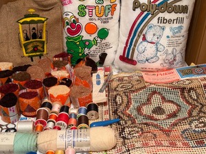 lot 162 image: Misc Crafts - Yarn, Thread, Hook Rug Pillow Projects