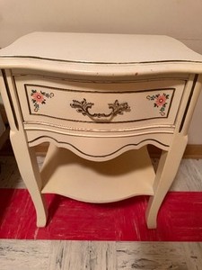 lot 169 image: Vintage End Table