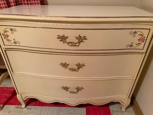 lot 172 image: Vintage Chest of (3) Drawers