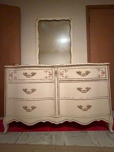 lot 174 image: Vintage Chest of (6) Drawers by Bassett and a Mirror