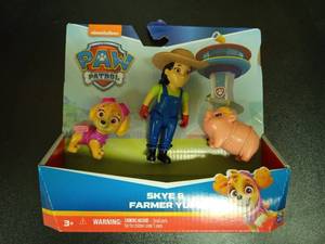 lot 1199 image: Paw Patrol Skye and Farmer Yumi Action Figure Set - Retail $12