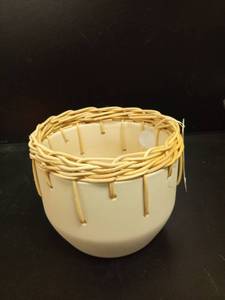 lot 1204 image: Chonsun Ceramic Planter 8 Inch Plant Pots Indoor Outdoor Planter with Drainage Hole Flower Pots Plant Pot Ceramic Mid-Century - Retail $30