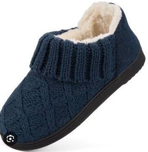 lot 26176 image: LongBay Womens Cable Knit Slippers, Medium 7-8