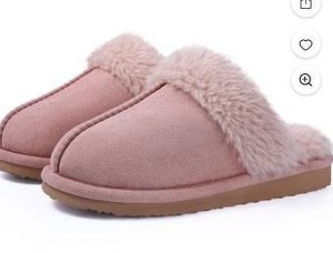 lot 26181 image: Womens Fuzzy Slippers, Size 36-37