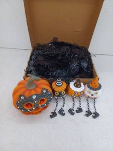 lot 26236 image: Halloween Decor Lot