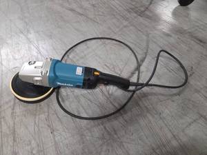 lot 9700 image: Makita 9227C 7-Inch Corded Electronic Sander Polisher