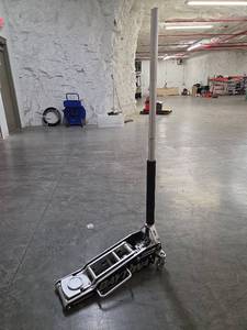 lot 9725 image: Daytona Pneumatic Floor Jack with Handle