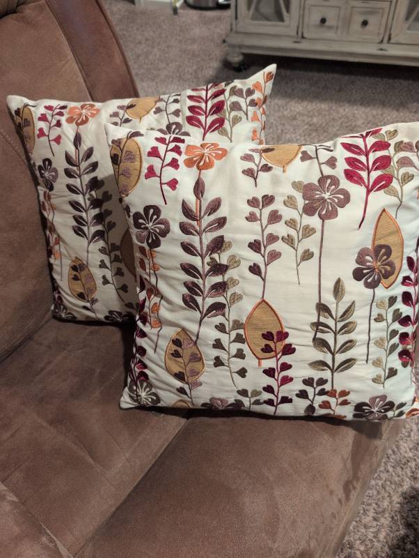 lot 2508 image: Decorative Floral Embroidered Throw Pillows Set