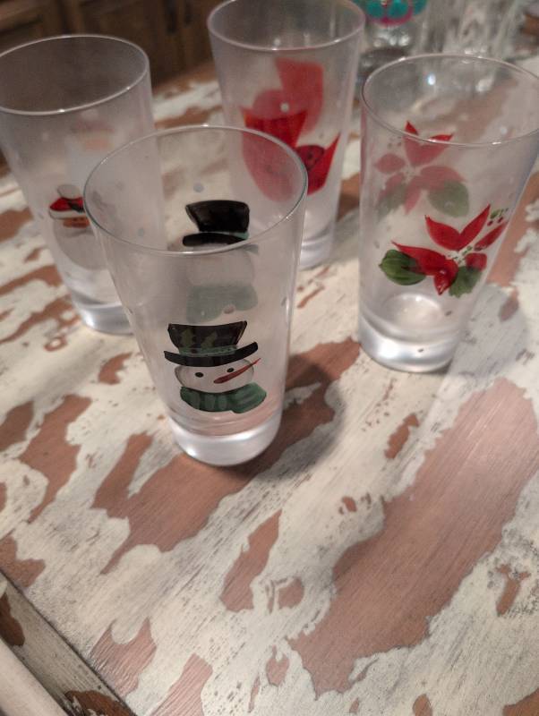 lot 2535 image: Frosted Holiday Drinking Glasses Set