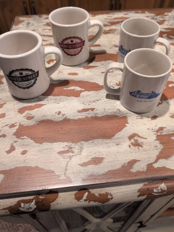 lot 2537 image: Maple Street & Cruise Holidays Coffee Mugs Set