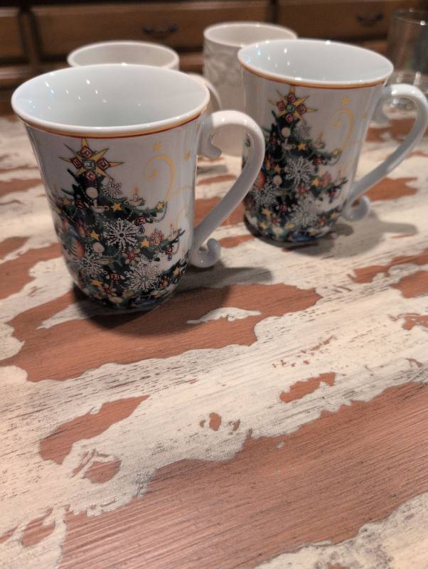 lot 2541 image: 2012 Williams-Sonoma Christmas Tree Mugs Set