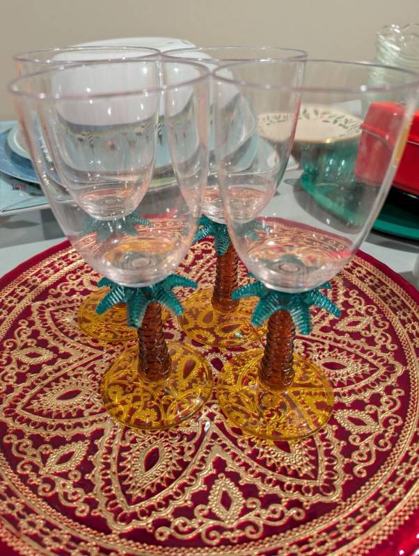 lot 2570 image: Palm tree plastic wine glasses set of 4