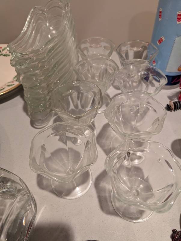 lot 2577 image: Clear Glass Sundae Dessert Cups Set