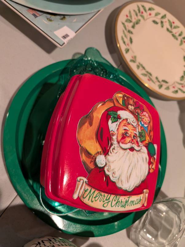 lot 2581 image: Traditional Christmas Platterswith Holiday Design