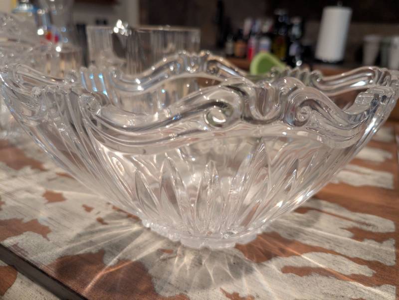 lot 2598 image: Crystal Star Pattern Serving Bowl