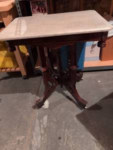 lot 200 image: Victorian Style Marble Top Pedestal Table Medium