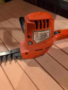 lot 214 image: Black & Decker B-72 Single Edge Electric Hedge Trimmer