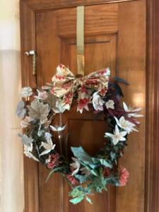 lot 4306 image: Decorative Floral Door Wreath with Ribbon Bow