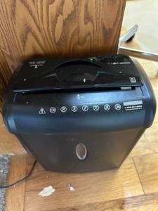 lot 4307 image: Pen  Gear WMG-2XA Personal Paper Shredder