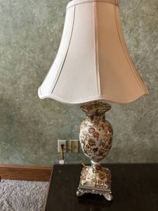 lot 4311 image: Decorative Porcelain Table Lamp with Floral Design
