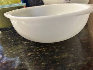 lot 4332 image: Pyrex White Ceramic Mixing Bowl with Bottom Markings