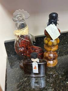 lot 4338 image: Glass Rooster Decanter and Mixed Olives Gift Set