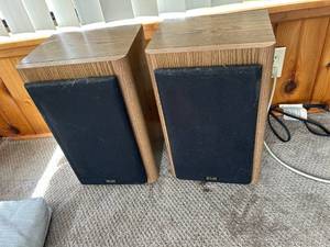 lot 4346 image: KLH Bookshelf Speakers Pair Wood Cabinet
