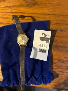 lot 4372 image: Womens Gold Tone Watch with Mesh Band