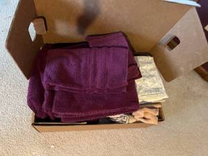 lot 4374 image: Purple Bath Towel Set with Assorted Linens