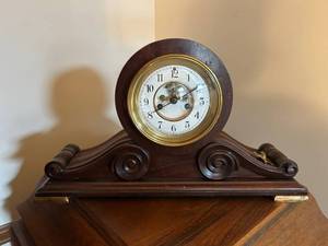 lot 4386 image: Wooden Mantle Clock with Mechanical Movement