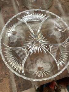 lot 4392 image: Cut Crystal Glass Serving Platter with Scalloped Edge and Starburst Pattern