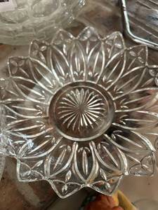 lot 4393 image: Clear Glass Sunburst Pattern Decorative Bowl